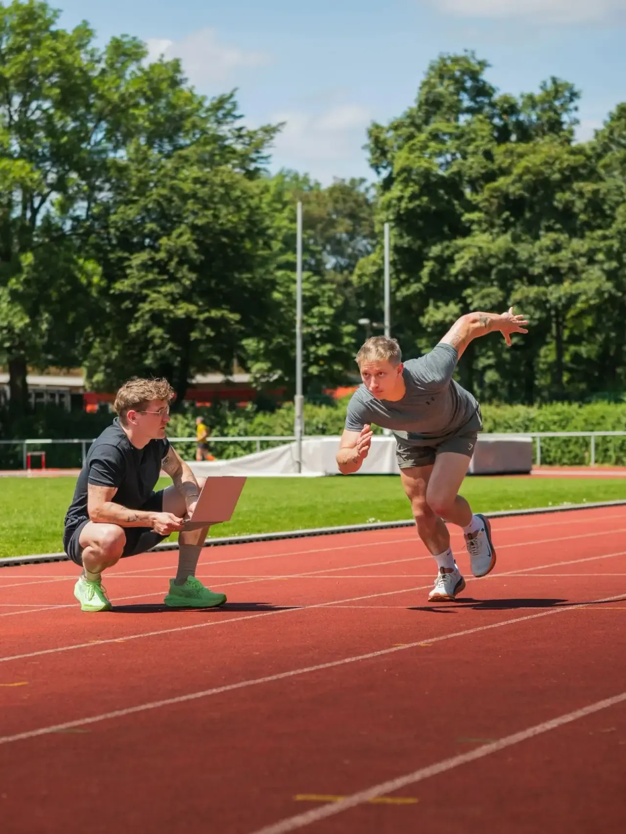 Leistungstest auf der Laufbahn mit Coach von IKICOR in Köln